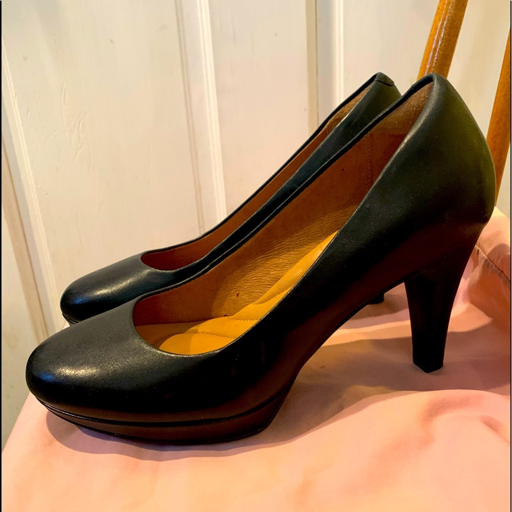 Clarks leather pumps